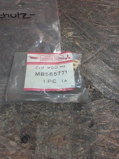 Mitsubishi L300 Bj 96-98 Clip Windschutzscheibe original Mitsubishi NEU