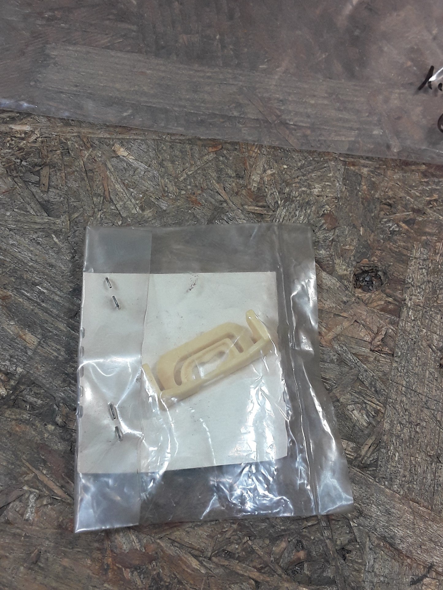 Mitsubishi L300 Bj 96-98 Clip Windschutzscheibe original Mitsubishi NEU