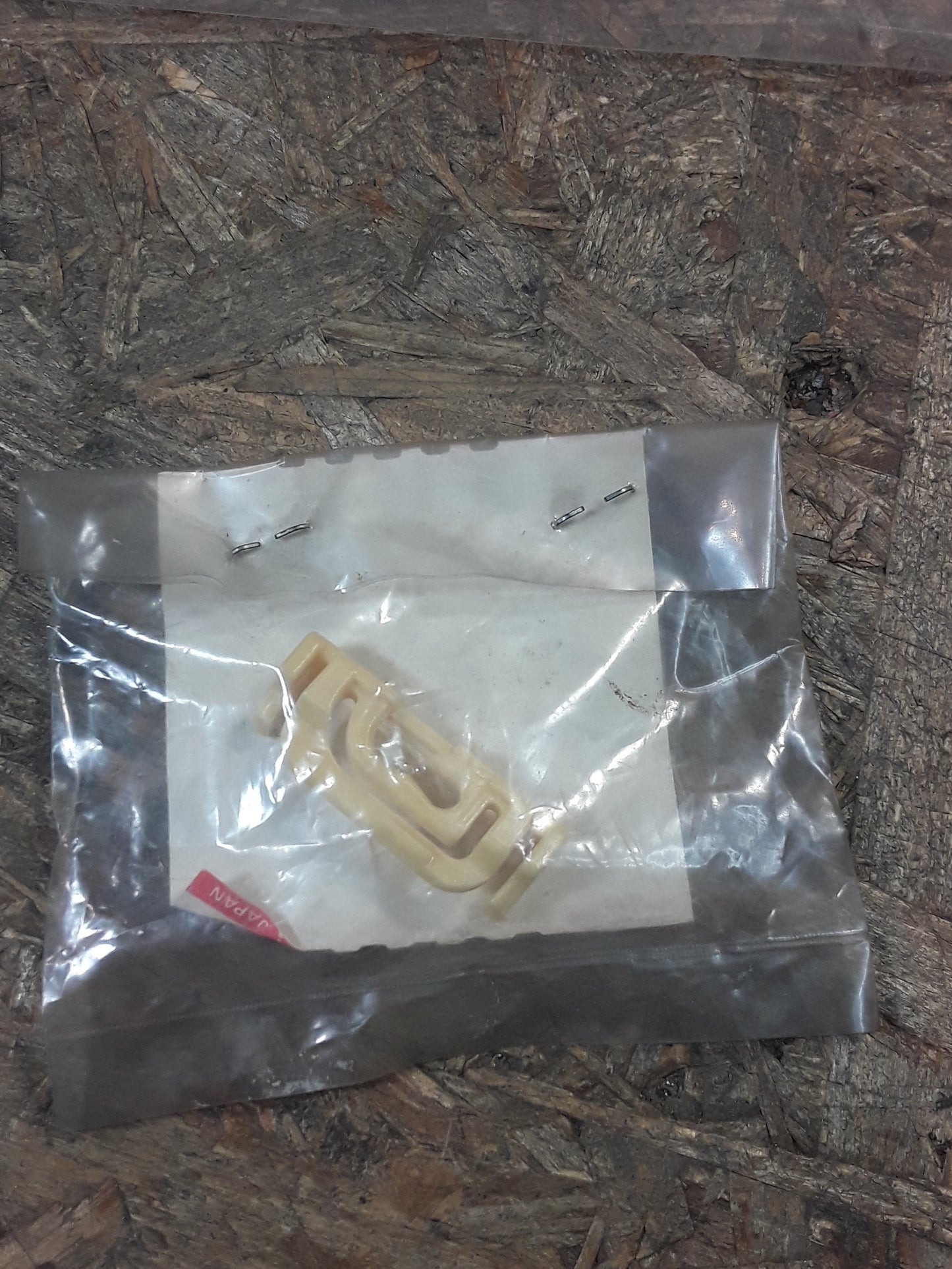 Mitsubishi L300 Bj 96-98 Clip Windschutzscheibe original Mitsubishi NEU