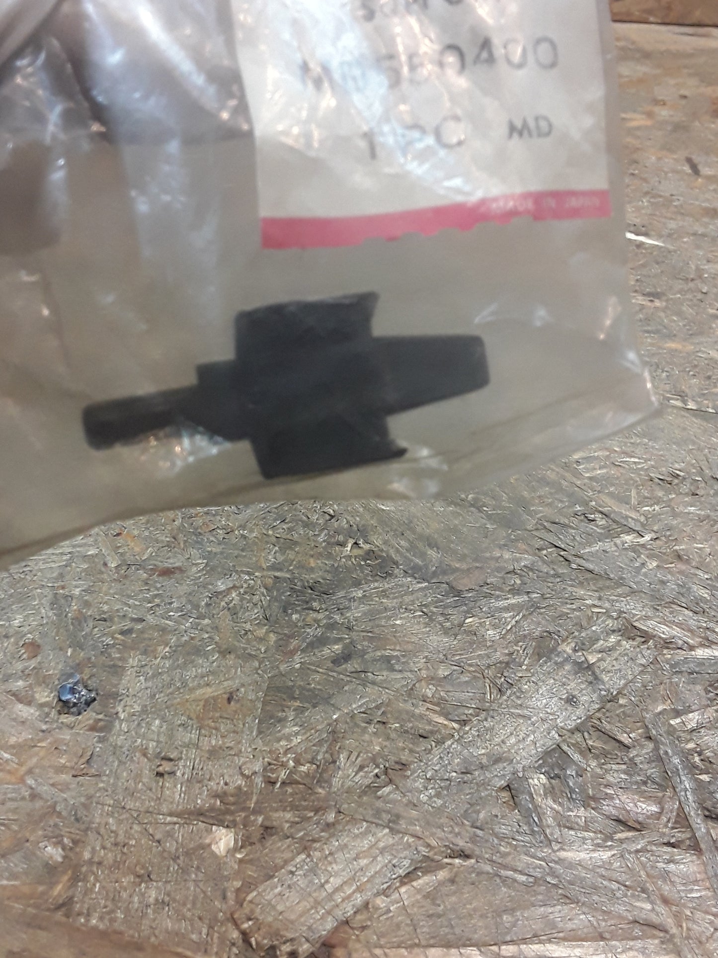 Mitsubishi Galant Halter Hutablage original Mitsubishi NEU