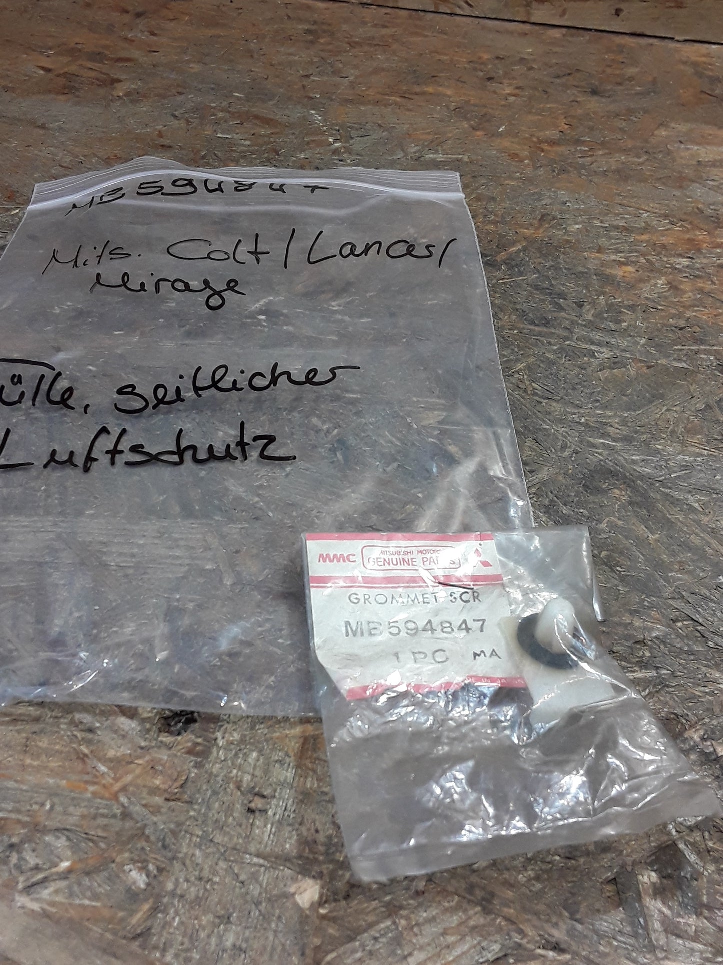 Mitsubishi Colt/ Lancer/ Mirage Tülle, seitlicher Luftschutz original Mitsubishi NEU