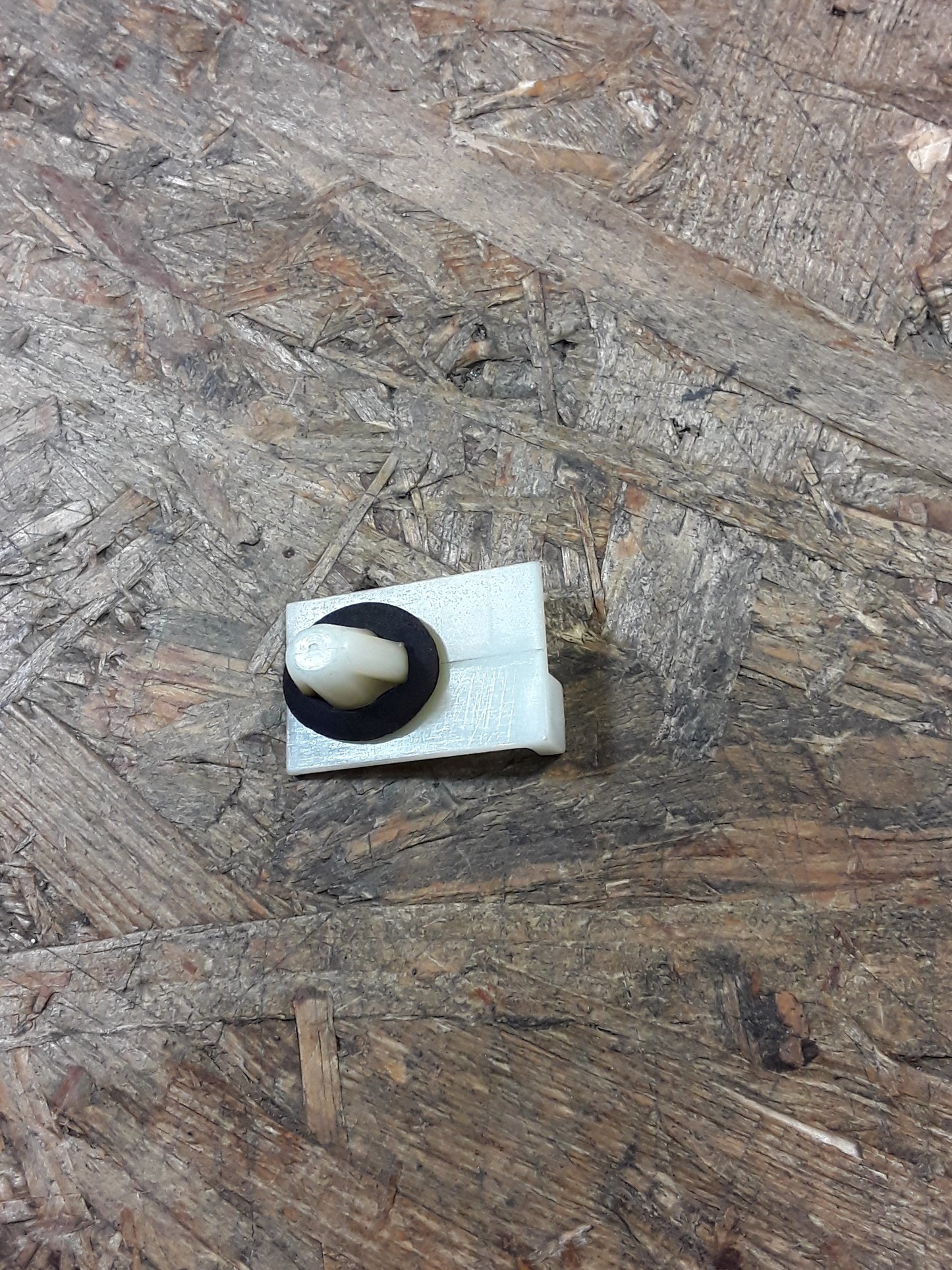 Mitsubishi Colt/ Lancer/ Mirage Tülle, seitlicher Luftschutz original Mitsubishi NEU