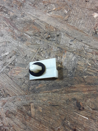 Mitsubishi Colt/ Lancer/ Mirage Tülle, seitlicher Luftschutz original Mitsubishi NEU