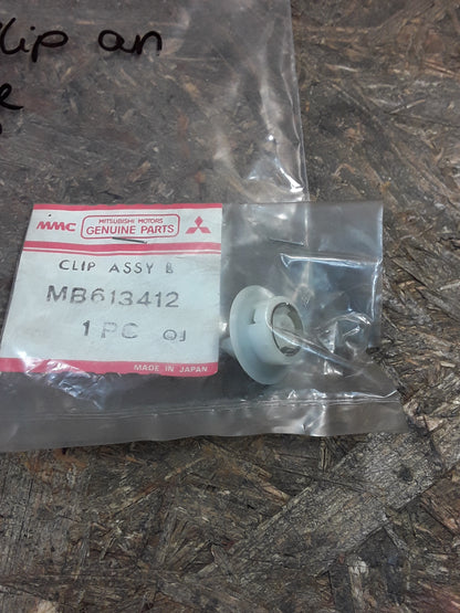 Mitsubishi Mirage Wagon C12W hinterer Clip an Stoßstange original Mitsubishi NEU