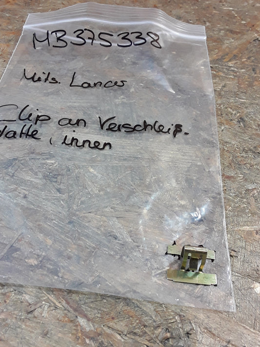 Mitsubishi Lancer Clip an Verschleißplatte,  innen original Mitsubishi NEU