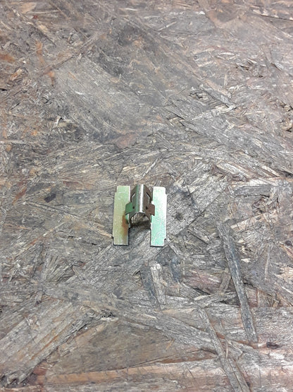 Mitsubishi Lancer Clip an Verschleißplatte,  innen original Mitsubishi NEU