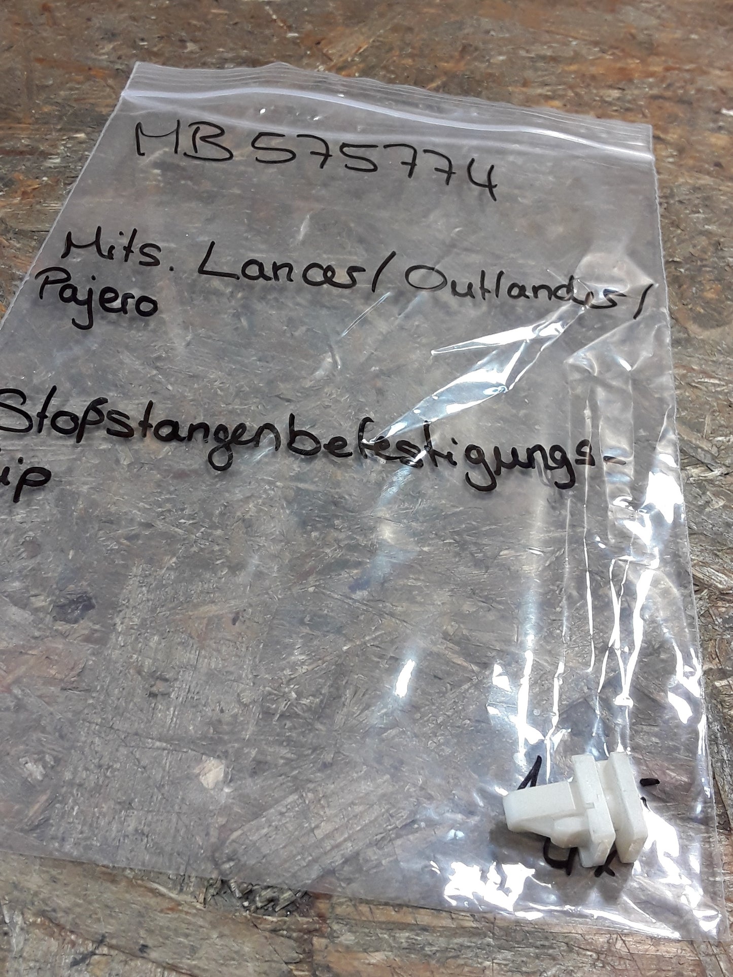 Mitsubishi Lancer/ Outlander/ Pajero Clip Stoßstangenbefestigung original Mitsubishi NEU