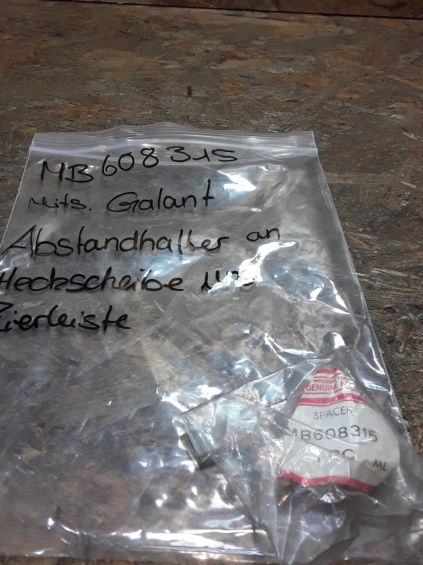 Mitsubishi Galant Abstandhalter an Heckscheibe und Zierleiste original Mitsubishi NEU