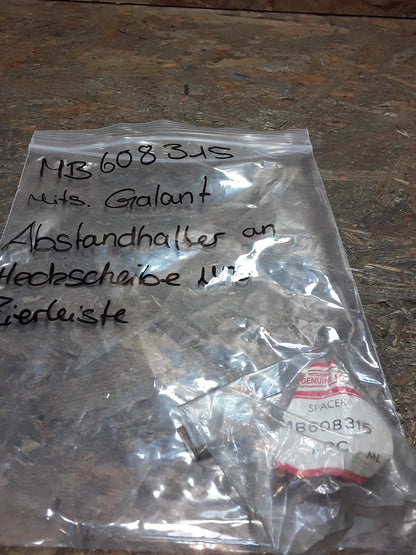 Mitsubishi Galant Abstandhalter an Heckscheibe und Zierleiste original Mitsubishi NEU