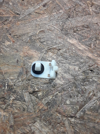 Mitsubishi Galant Abstandhalter an Heckscheibe und Zierleiste original Mitsubishi NEU