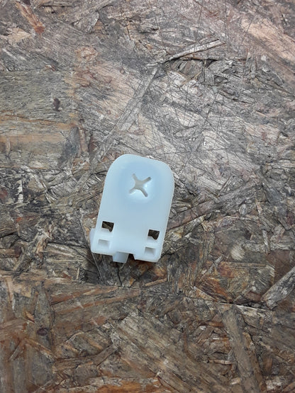 Mitsubishi Galant Abstandhalter an Heckscheibe und Zierleiste original Mitsubishi NEU