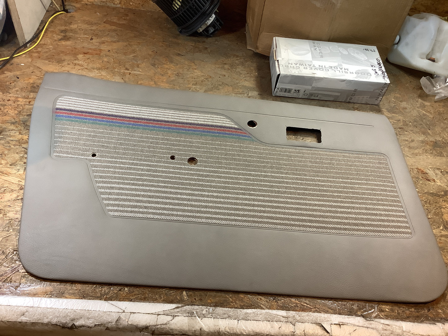 Opel Kadett E Verkleidung Tür vorne links, grau Original Opel NEU