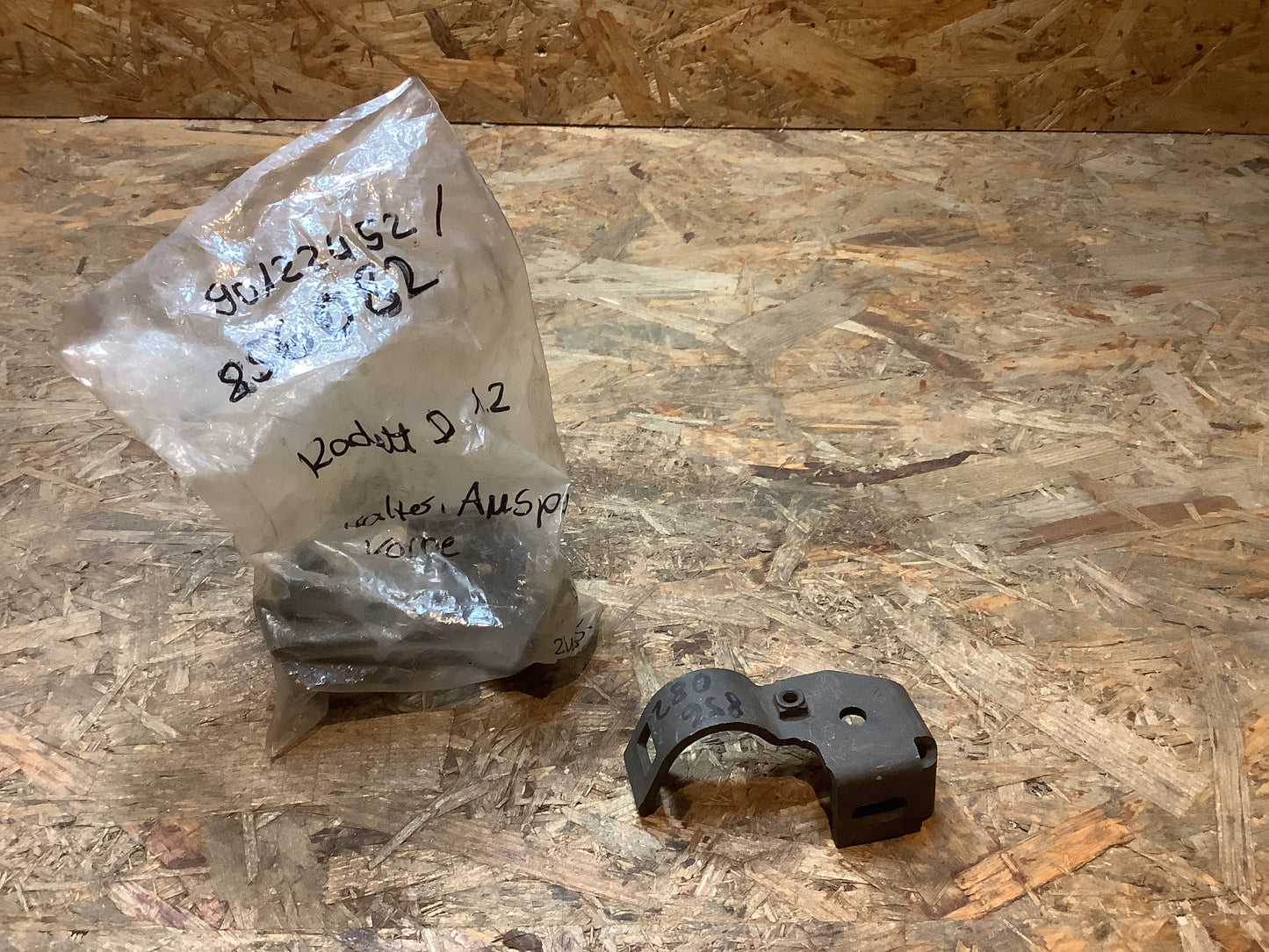 Kadett D 1.2 Halter, Auspuff vorne Original GM NEU