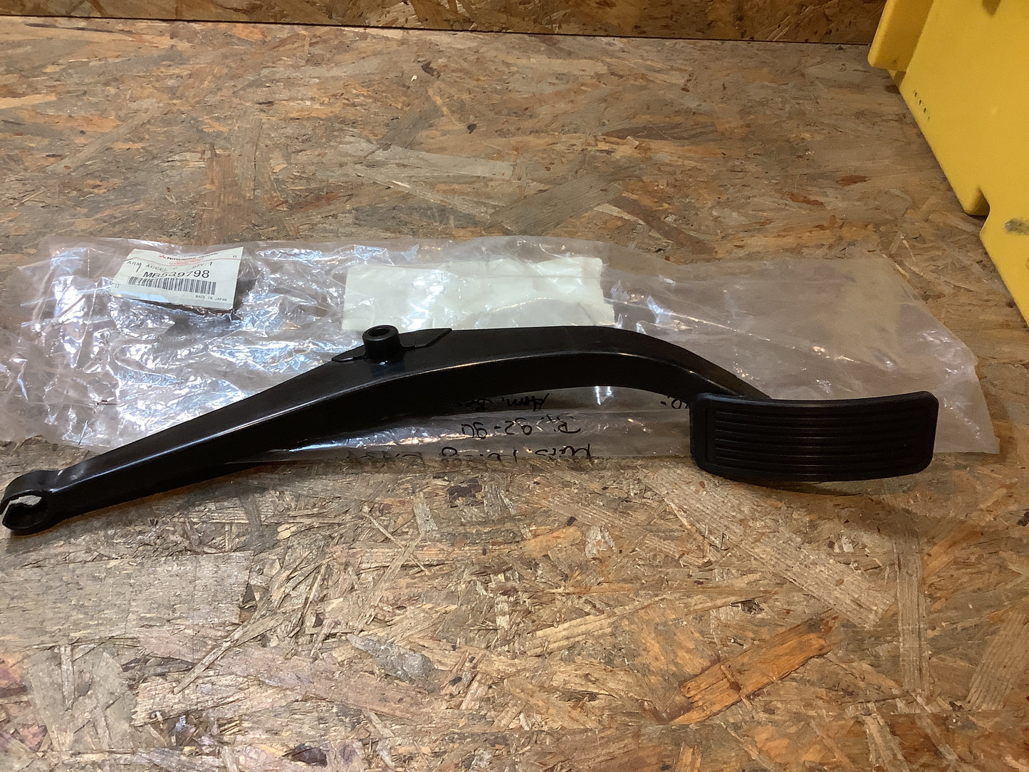 Mitsubishi Mirage CA2A, Bj. 92-94 Arm, Beschleunigungspedal Original Mitsubishi Mirage NEU