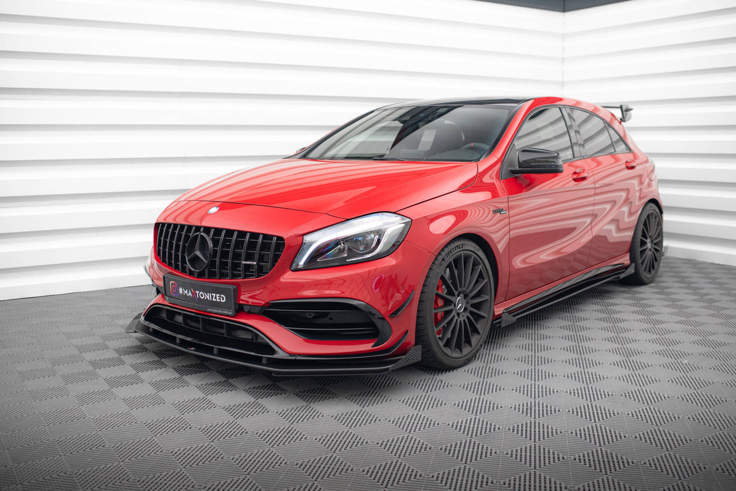 Maxton Street Pro Front Ansatz für +Flaps für + Flaps Mercedes-Benz A 45 AMG Aero W176 Facelift schwarz Hochglanz