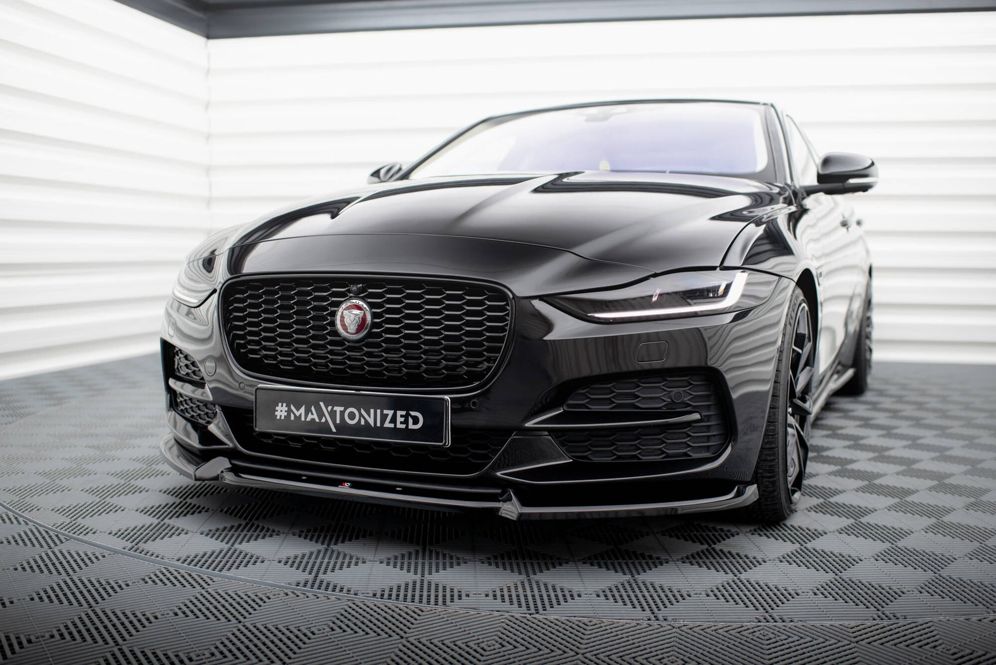 Maxton Front Ansatz V.2 für Jaguar XE X760 Facelift schwarz Hochglanz