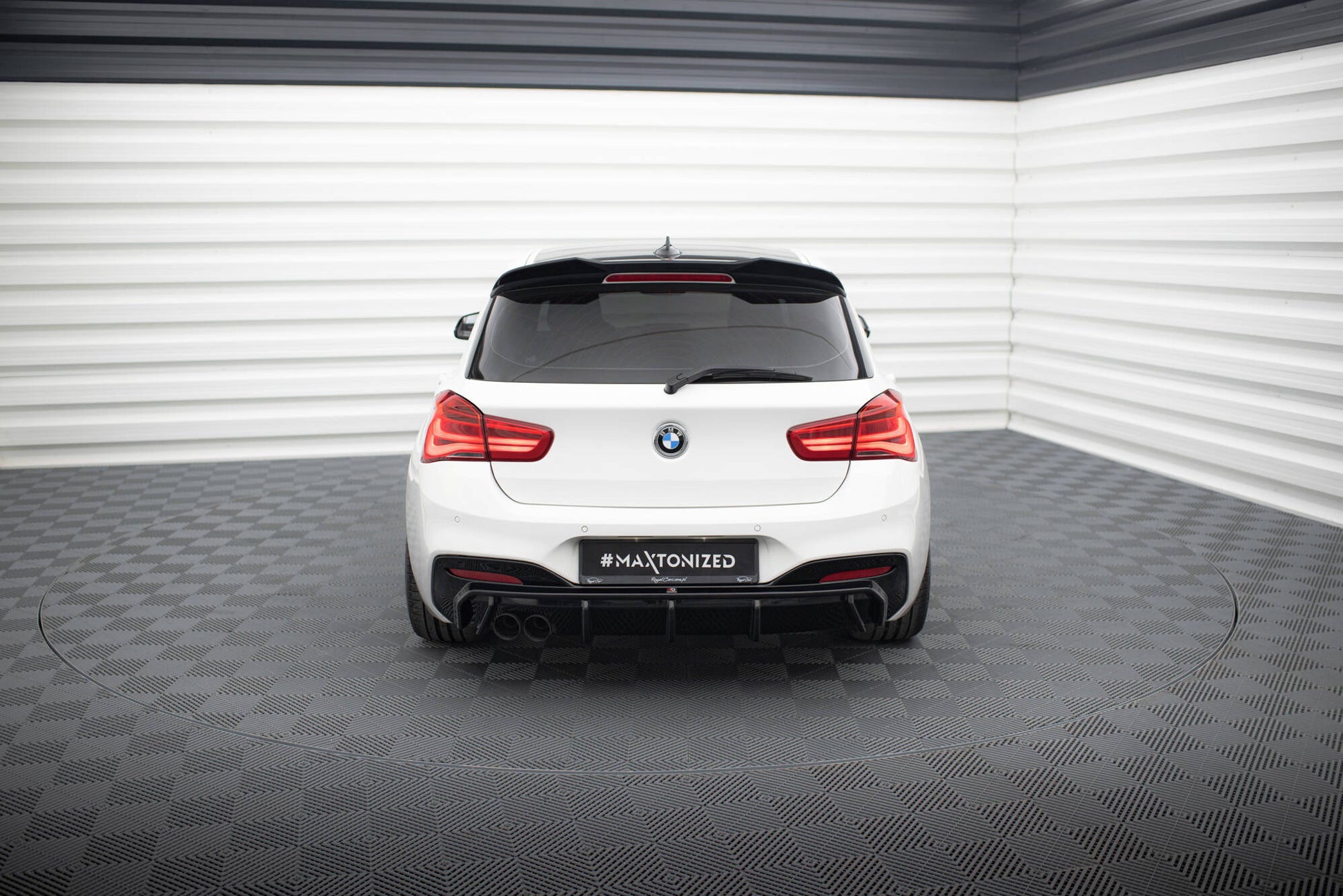 Maxton Diffusor Heck Ansatz für BMW 1er M-Paket F20 Facelift (Einseitige Doppelauspuffversion)