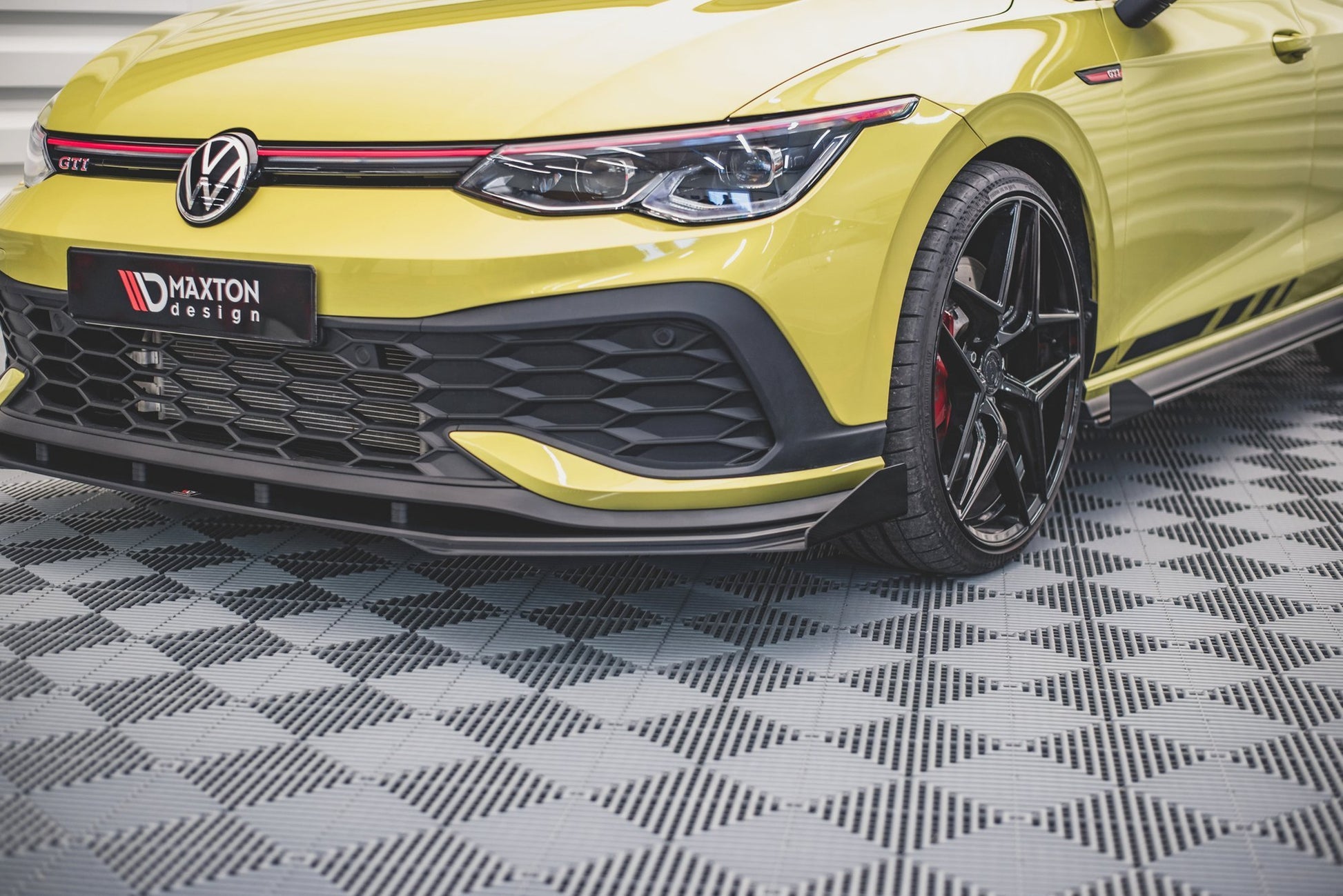 Maxton Robuste Racing Front Ansatz für passend +Flaps für Volkswagen Golf 8 GTI Clubsport schwarz Hochglanz