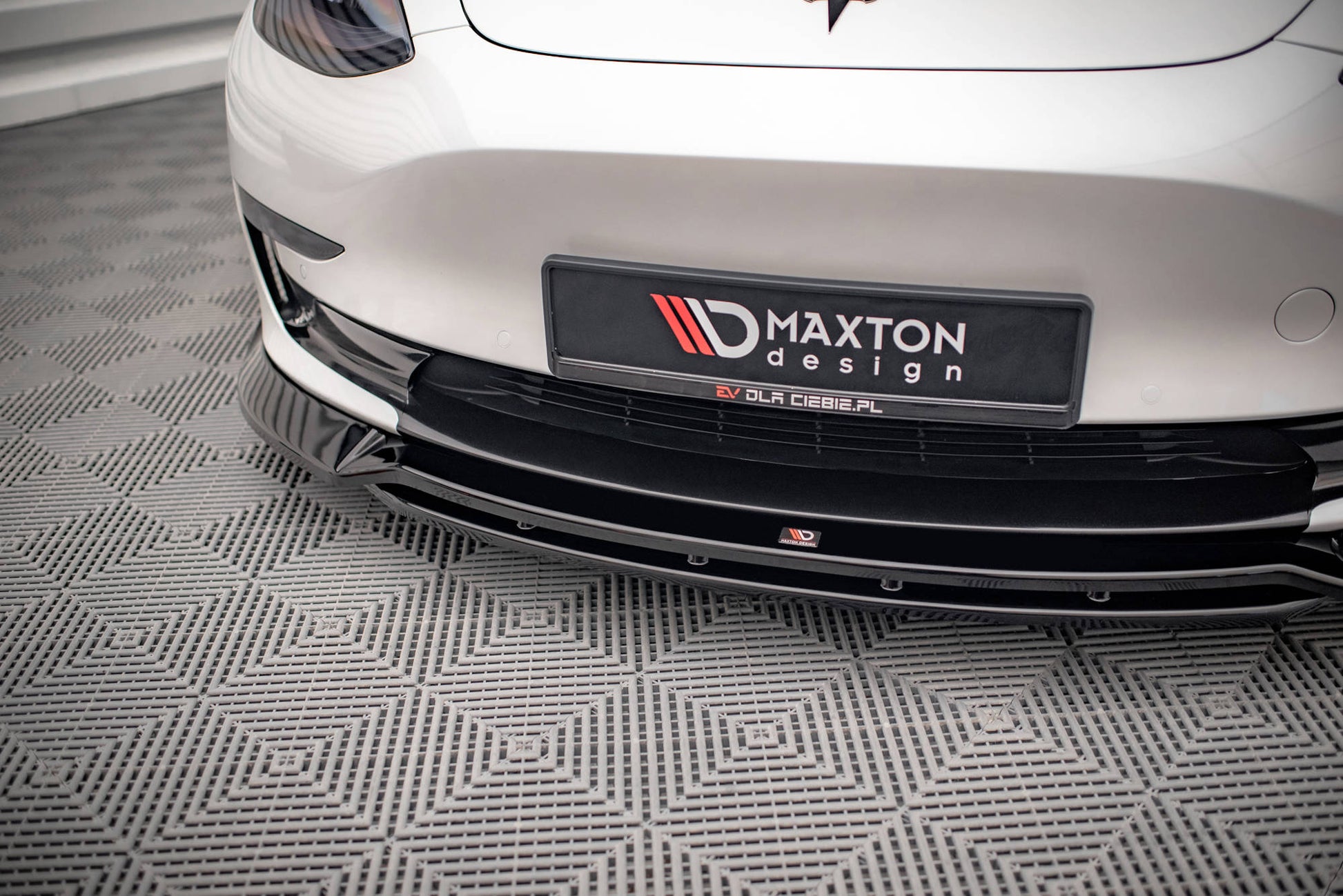 Maxton Front Ansatz V.3 für Tesla Model 3 schwarz Hochglanz