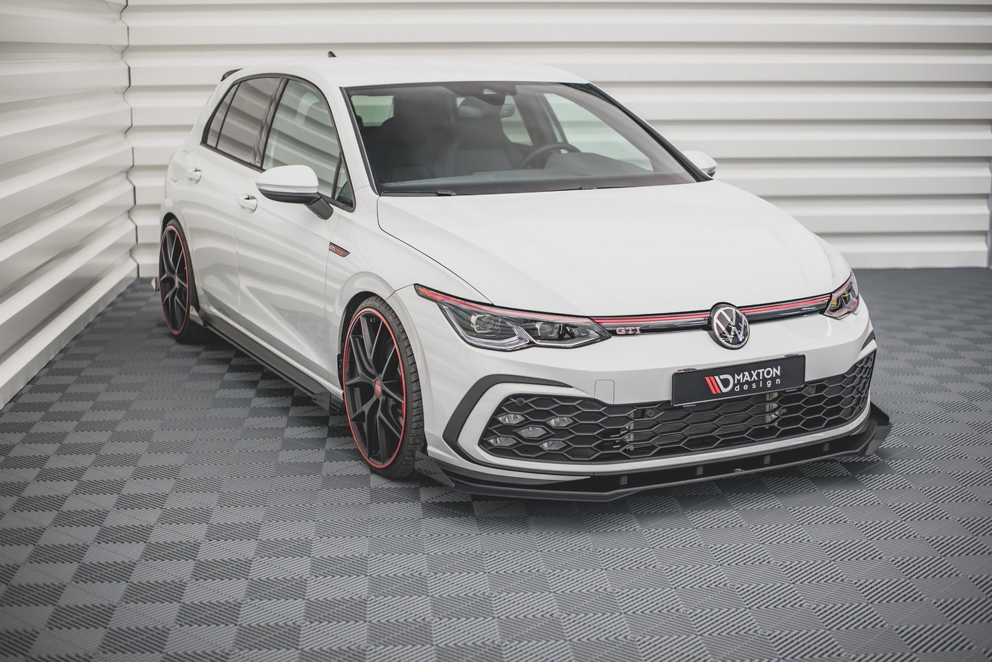 Maxton Robuste Racing Front Ansatz für passend +Flaps für Volkswagen Golf GTI / GTE / R-Line Mk8 schwarz Hochglanz