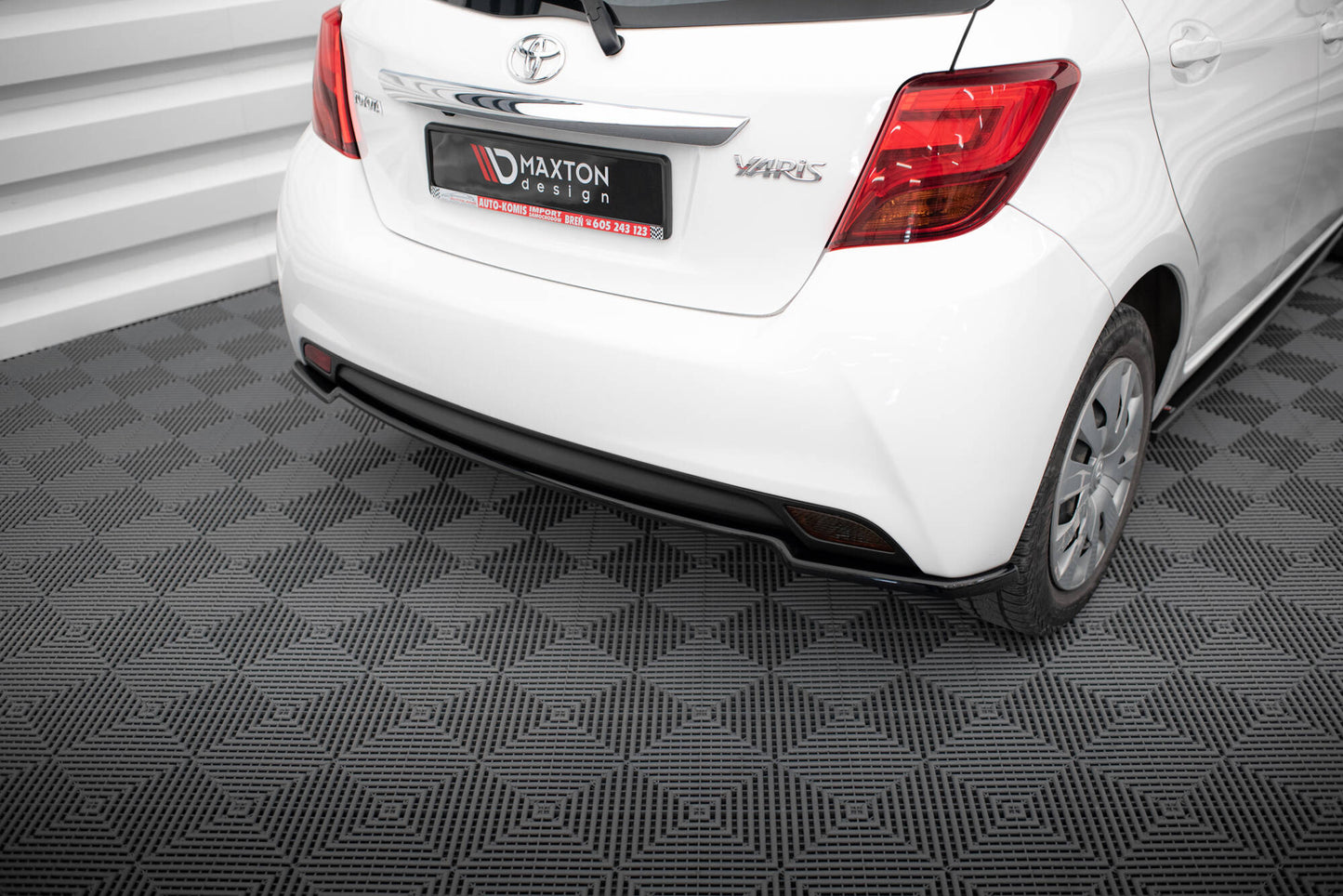 Maxton Zentrale Hinten Splitte Toyota Yaris Mk3 Facelift schwarz Hochglanz