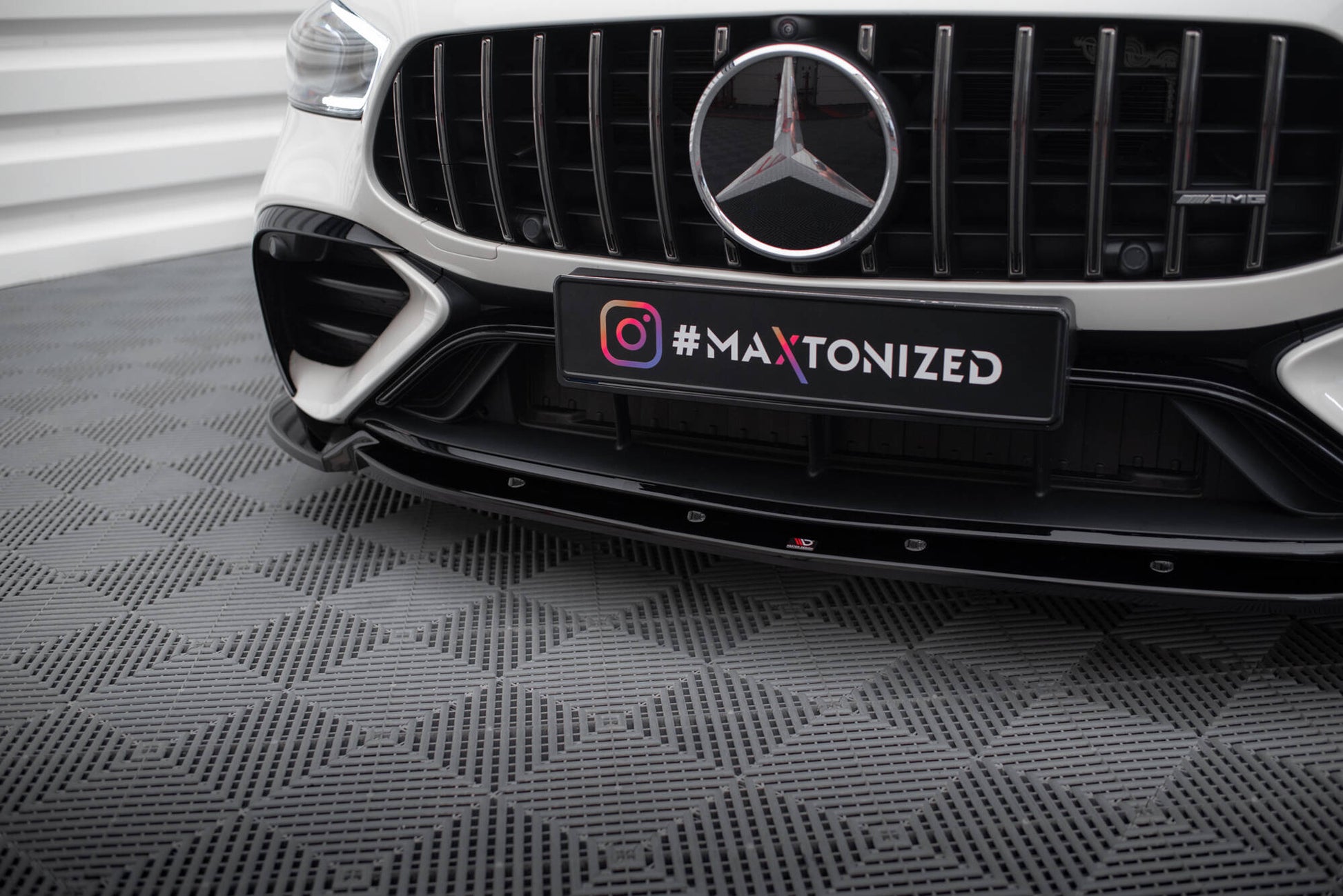 Maxton Front Ansatz V.2 für Mercedes-AMG GT 43 4 Door Coupe V8 Styling Package schwarz Hochglanz