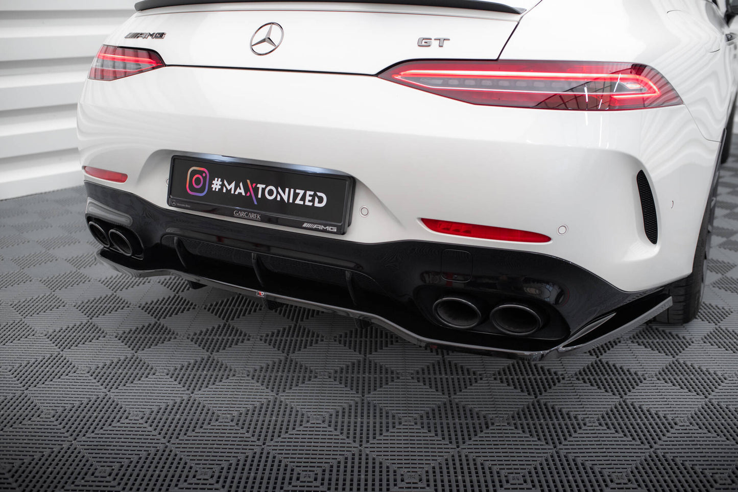 Maxton Mittlerer Diffusor Heck Ansatz DTM Look für Mercedes-AMG GT 43 4 Door Coupe V8 Styling Package schwarz Hochglanz