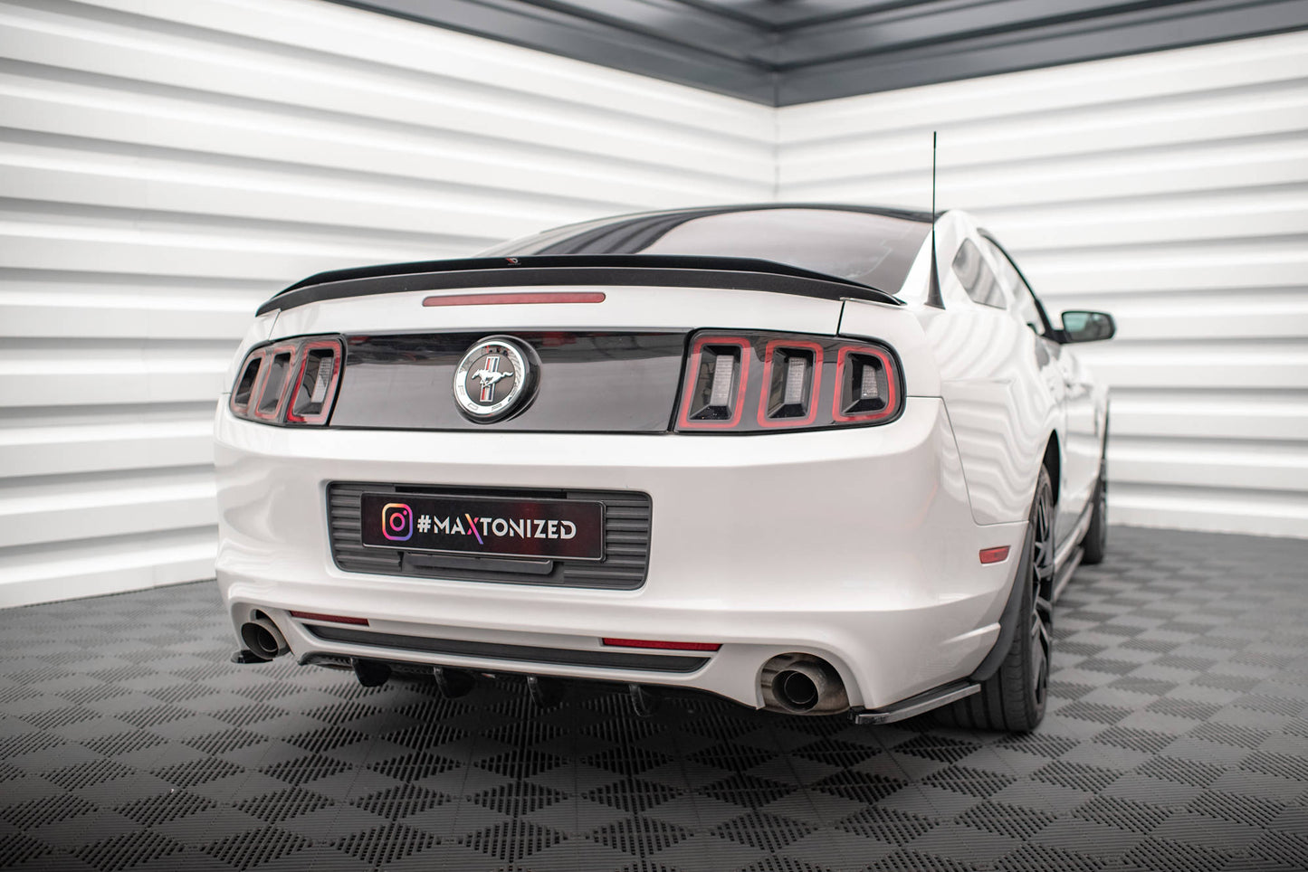 Maxton Diffusor Heck Ansatz für Ford Mustang Mk5 Facelift schwarz Hochglanz