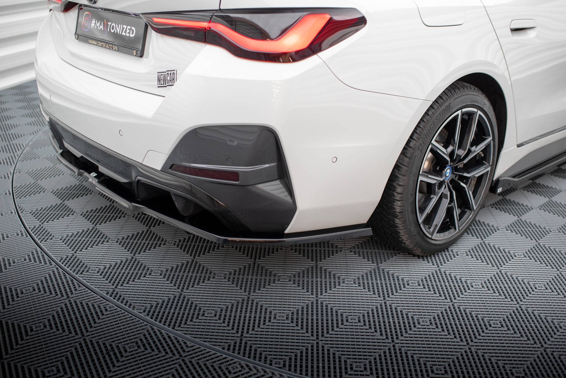 Maxton Mittlerer Diffusor Heck Ansatz DTM Look für V.1 BMW i4 M-Paket G26 schwarz Hochglanz