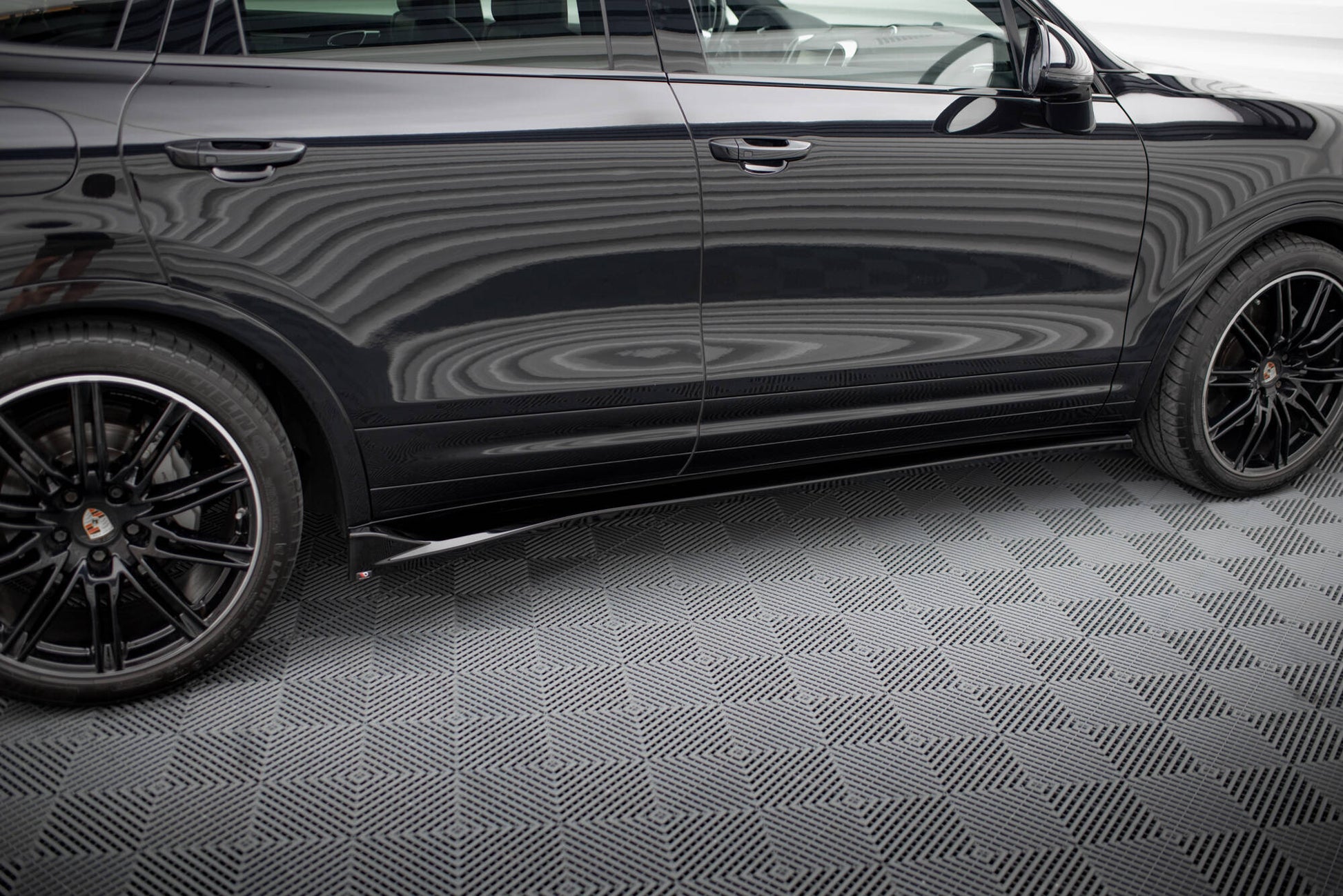Maxton Seitenschweller Ansatz für Porsche Cayenne Mk2 Facelift schwarz Hochglanz