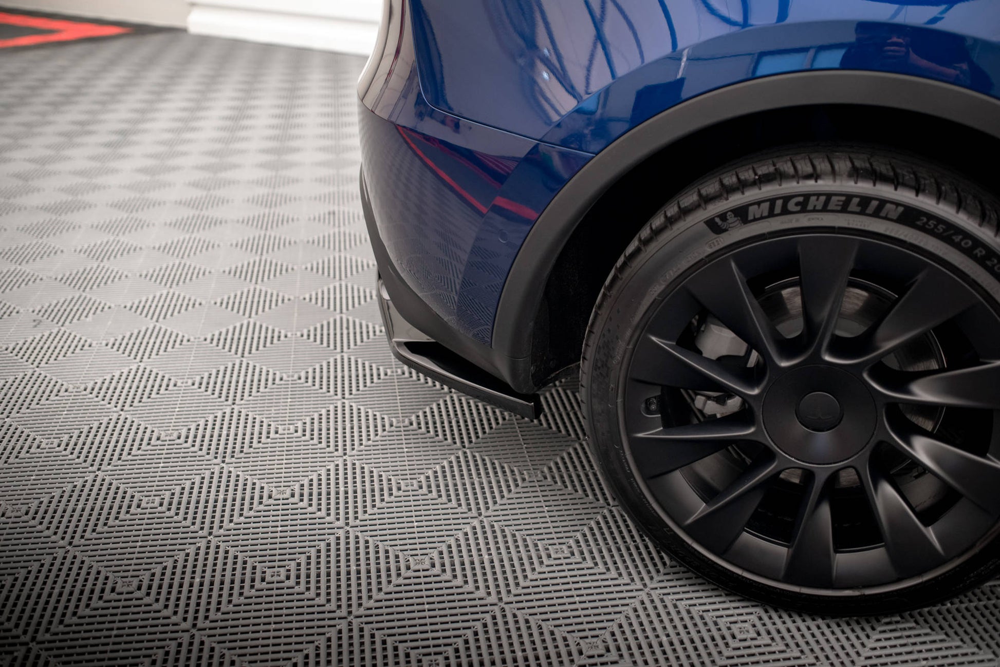 Maxton Mittlerer Diffusor Heck Ansatz DTM Look für Tesla Model Y schwarz Hochglanz