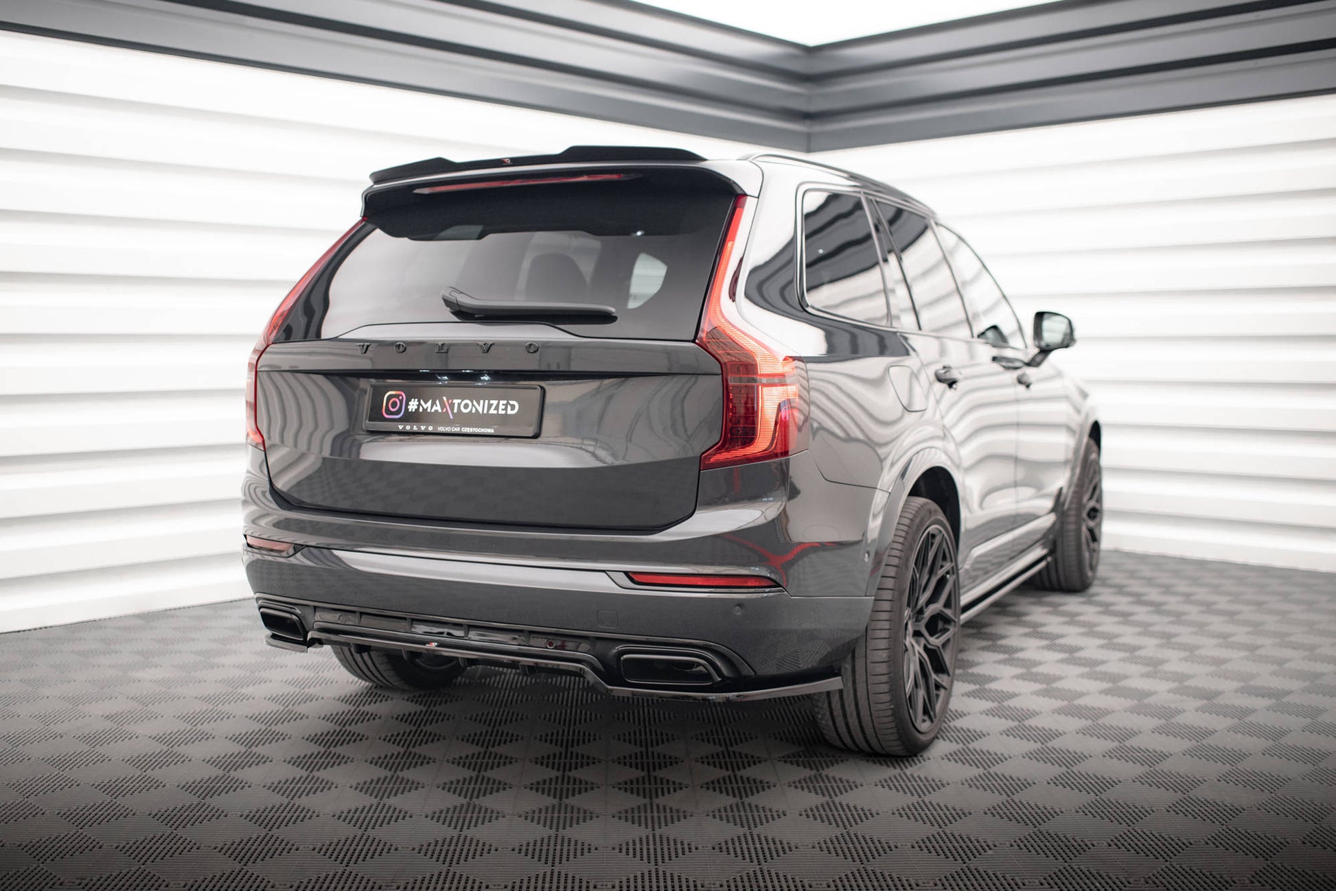 Maxton Mittlerer Diffusor Heck Ansatz DTM Look für Volvo XC90 R-Design Mk2 Facelift schwarz Hochglanz