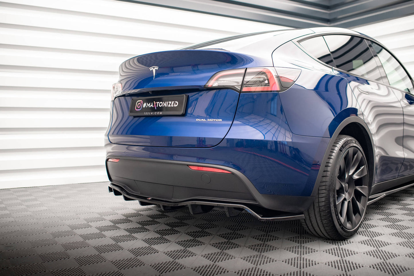 Maxton Mittlerer Diffusor Heck Ansatz DTM Look für Tesla Model Y schwarz Hochglanz