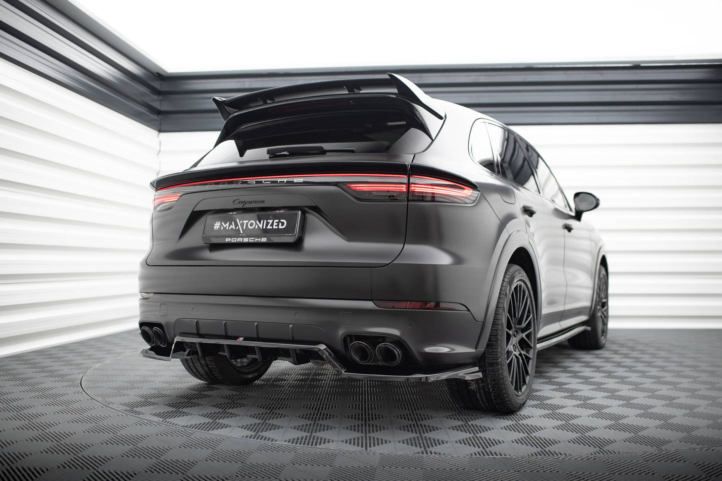 Maxton Mittlerer Diffusor Heck Ansatz DTM Look für Porsche Cayenne Sport Design Mk3 schwarz Hochglanz