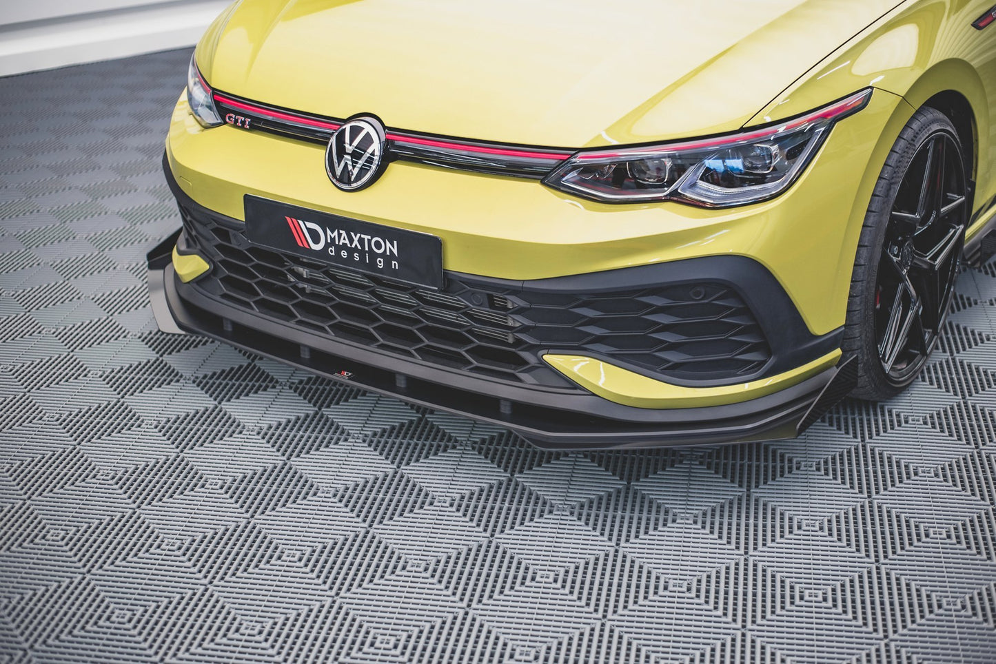 Maxton Robuste Racing Front Ansatz für passend +Flaps für Volkswagen Golf 8 GTI Clubsport schwarz Hochglanz