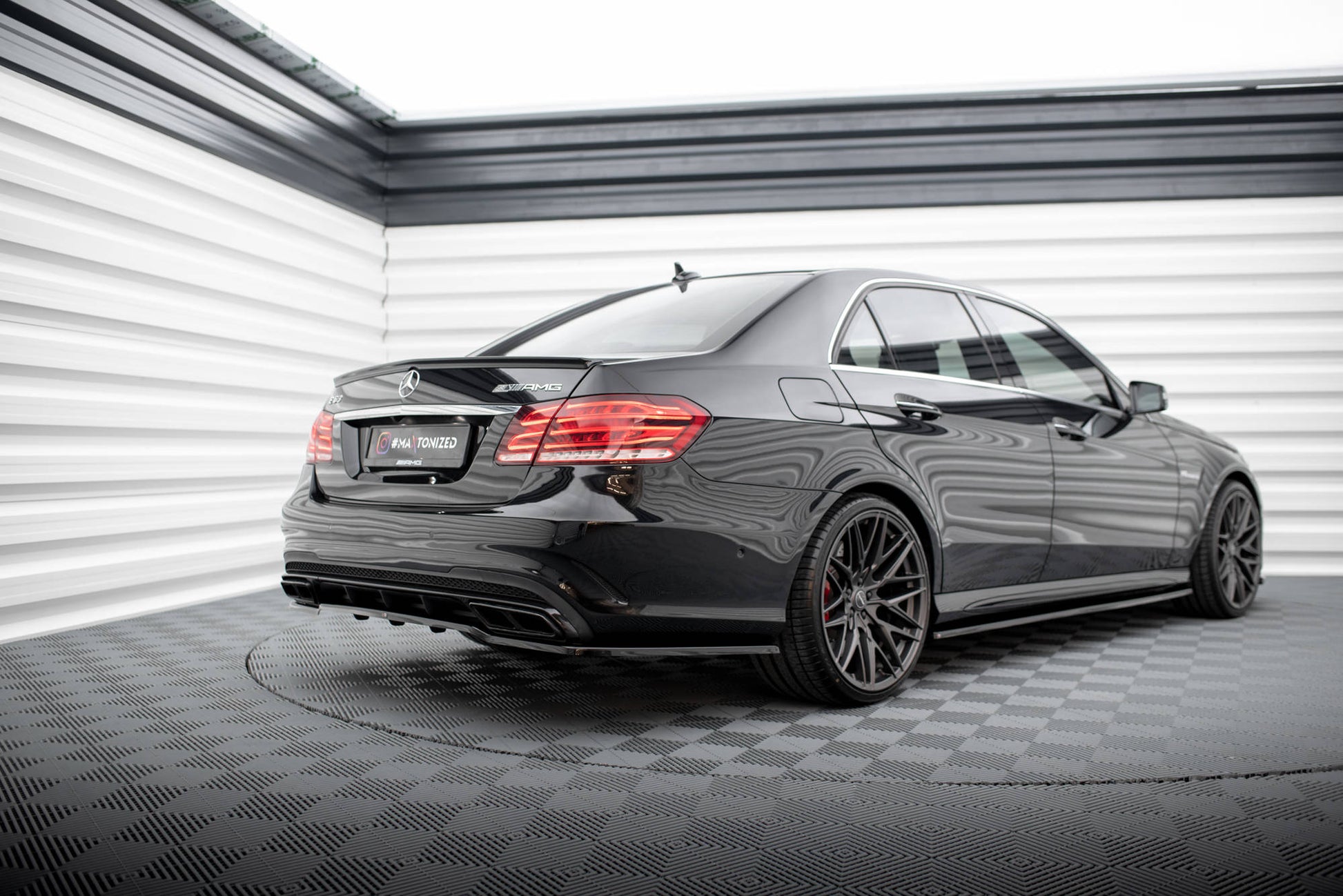 Maxton Mittlerer Diffusor Heck Ansatz DTM Look für Mercedes-Benz E63 AMG Limousine W212 Facelift Carbon Look