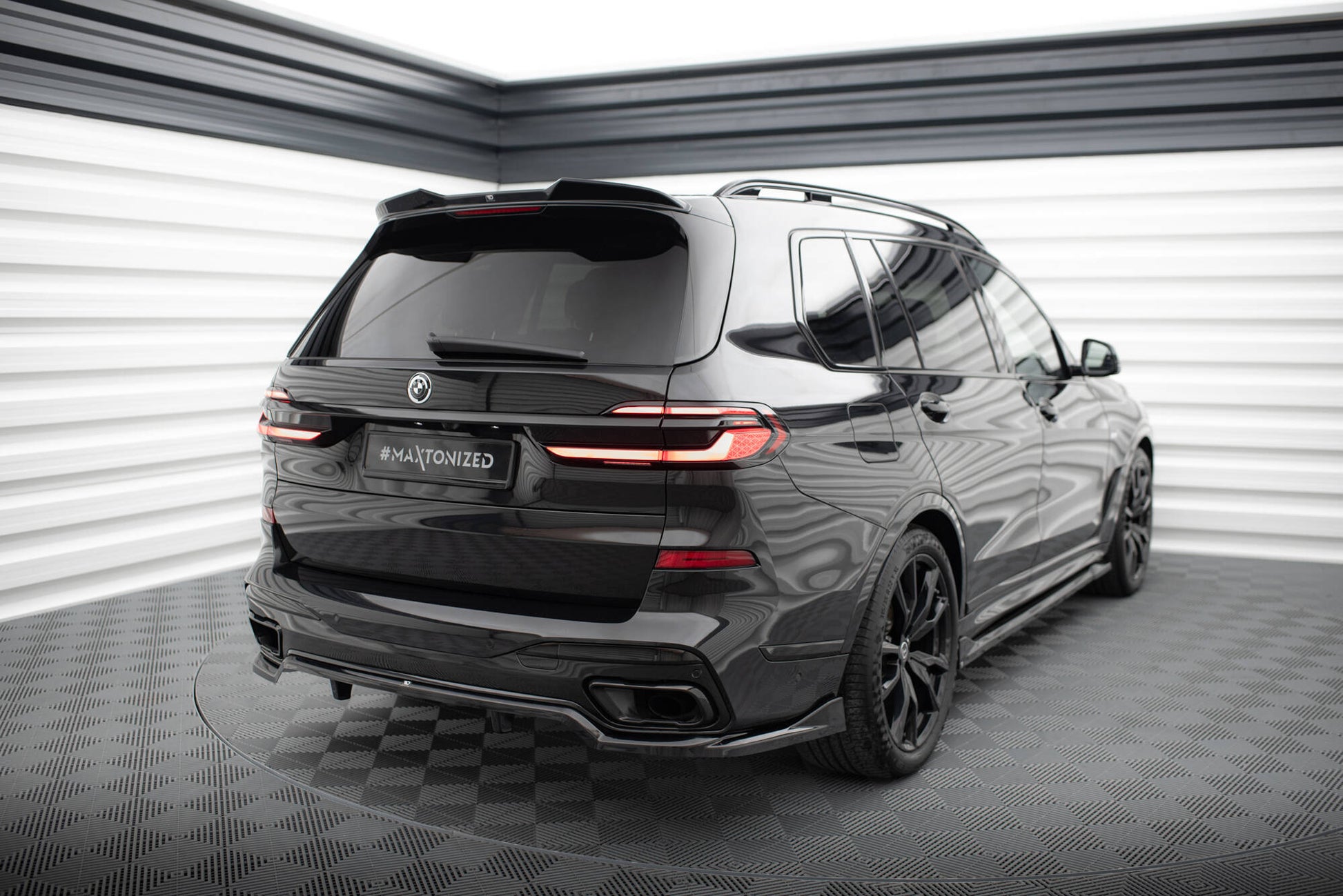 Maxton Mittlerer Diffusor Heck Ansatz DTM Look für BMW X7 M-Paket G07 Facelift schwarz Hochglanz