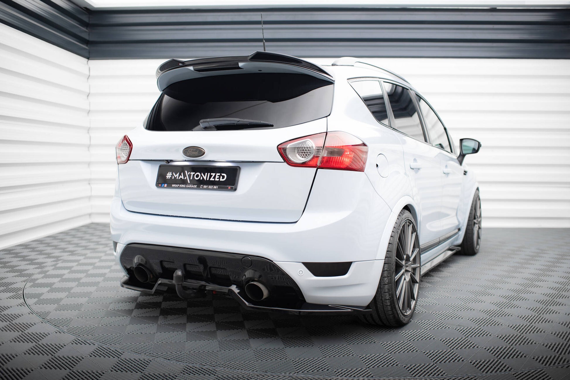 Maxton Mittlerer Diffusor Heck Ansatz DTM Look für Ford Kuga ST Mk1 schwarz Hochglanz
