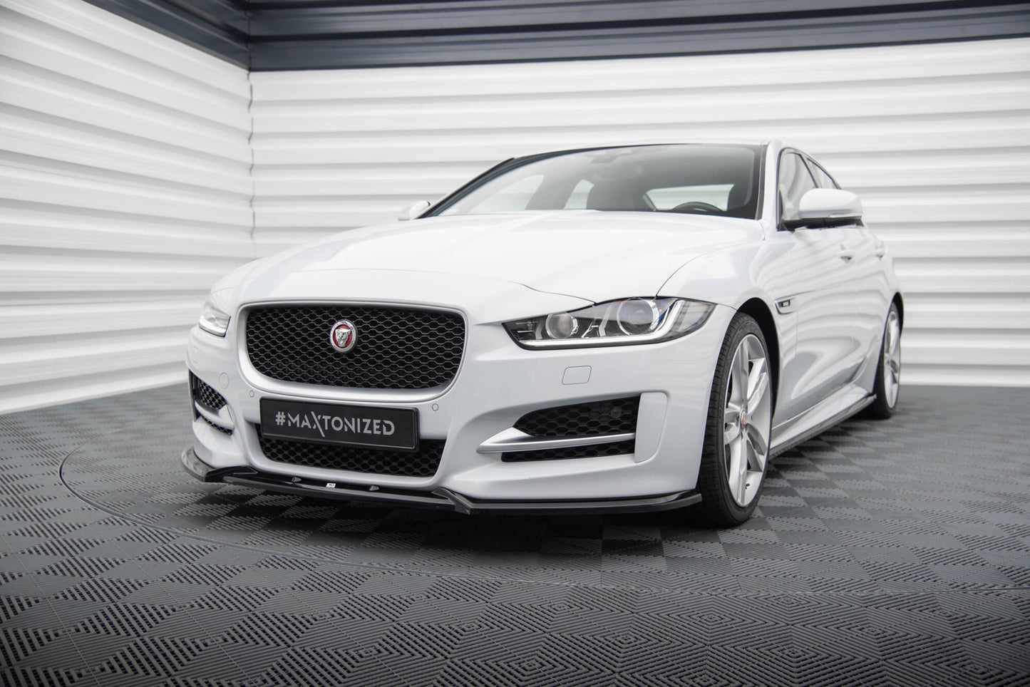 Maxton Front Ansatz V.2 für Jaguar XE R-Sport X760 schwarz Hochglanz