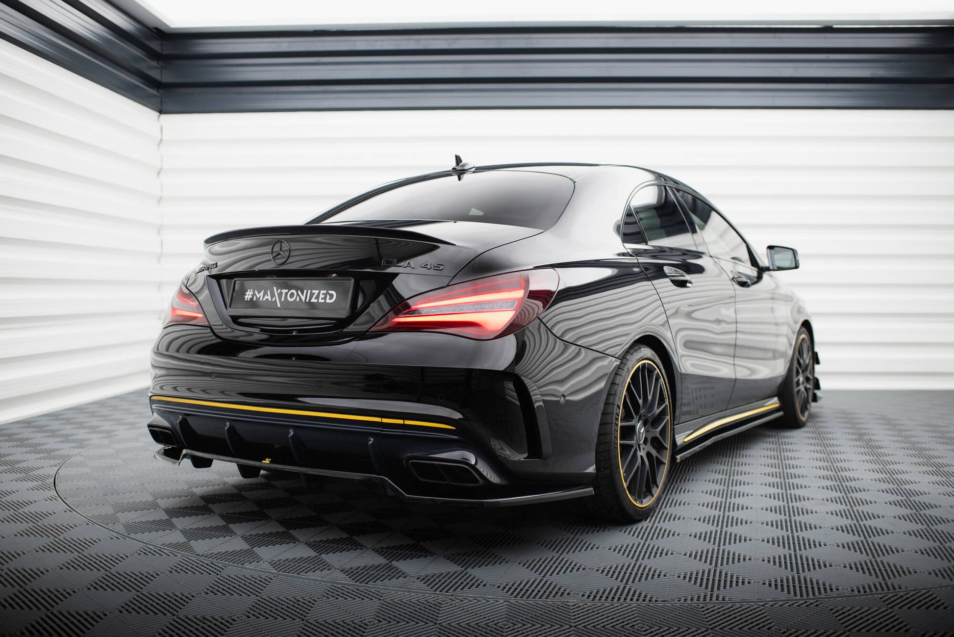 Maxton Mittlerer Diffusor Heck Ansatz DTM Look für Mercedes-AMG CLA 45 C117 Facelift schwarz Hochglanz