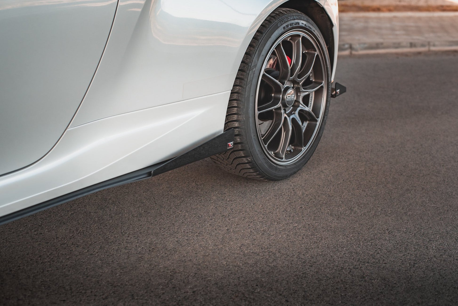 Maxton Robuste Racing Seitenschweller Ansatz für für + Flaps Toyota GR Yaris Mk4  schwarz Hochglanz