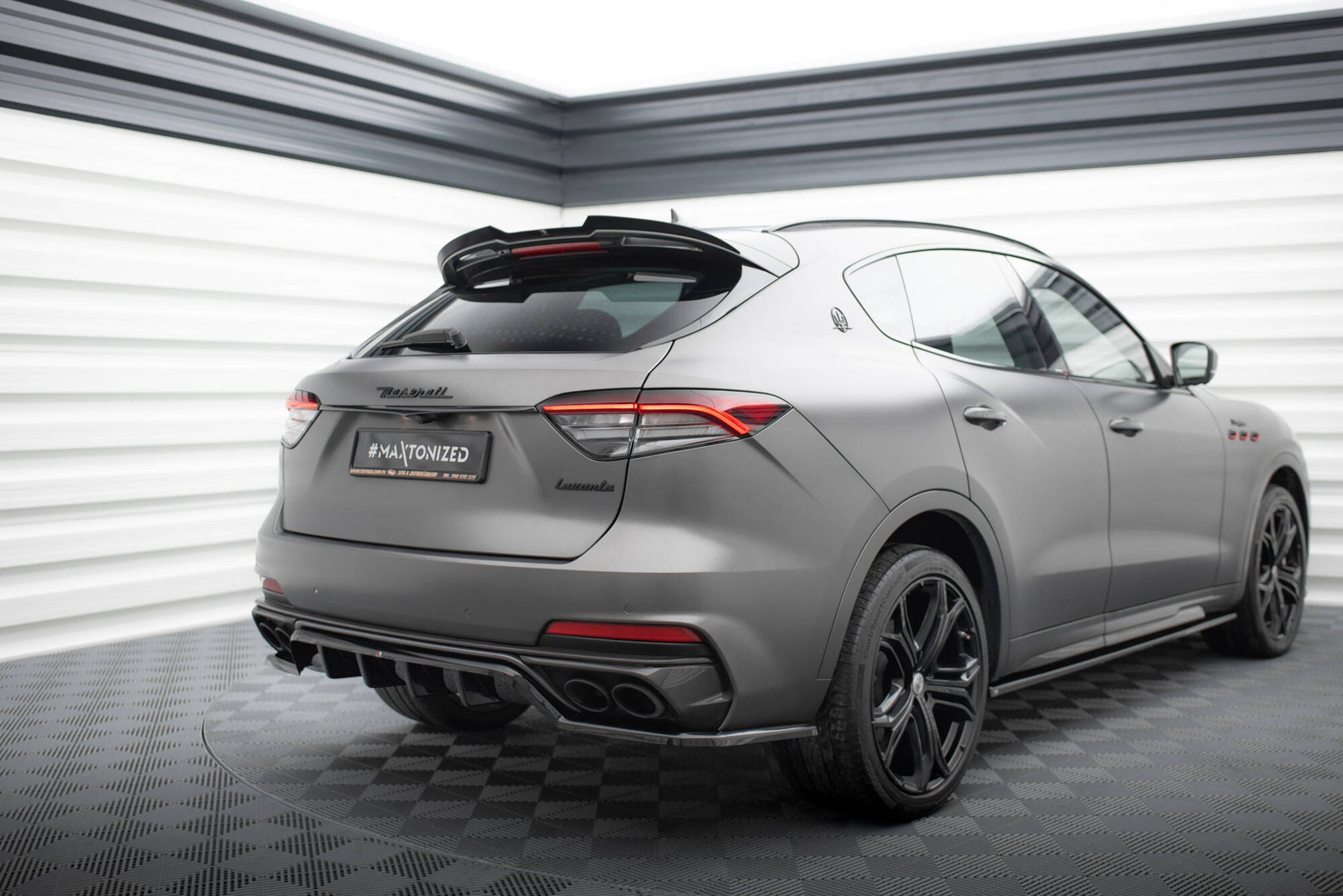 Maxton Mittlerer Diffusor Heck Ansatz DTM Look für Maserati Levante Trofeo Mk1 schwarz Hochglanz