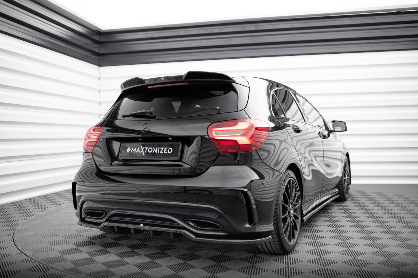 Maxton Spoiler CAP für 3D Mercedes-Benz A AMG-Line W176 Facelift schwarz Hochglanz