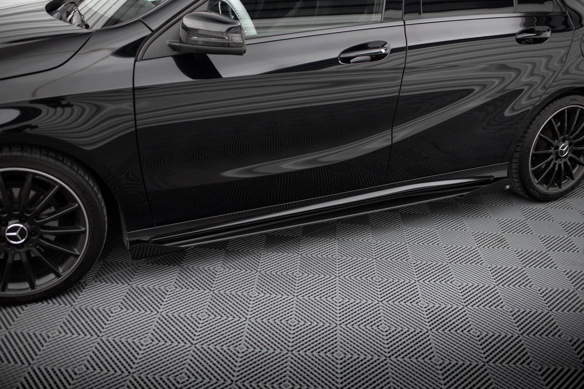 Maxton Street Pro Seitenschweller Ansatz für + Flaps Mercedes-Benz A AMG-Line W176 Facelift schwarz Hochglanz