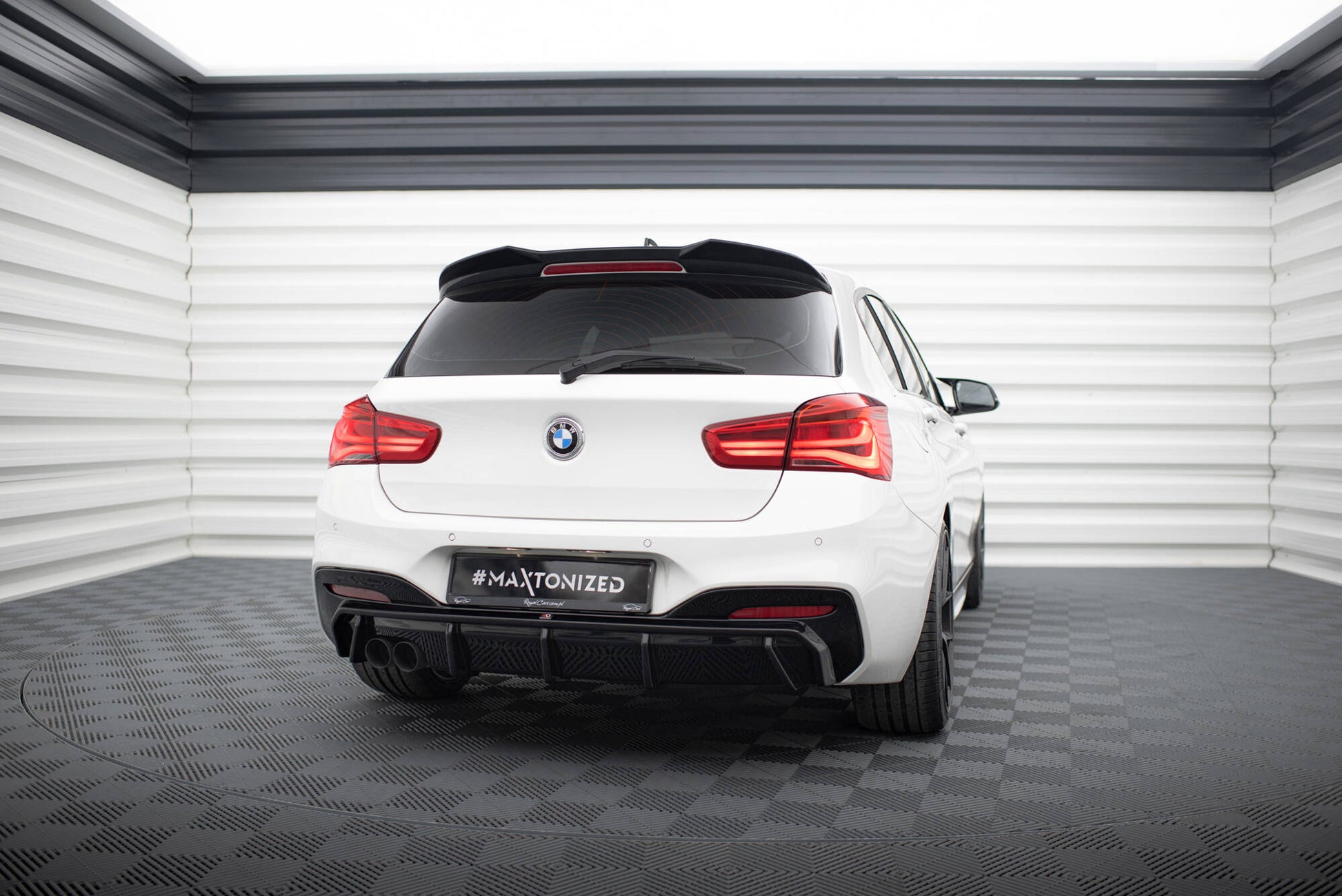 Maxton Diffusor Heck Ansatz für BMW 1er M-Paket F20 Facelift (Einseitige Doppelauspuffversion)