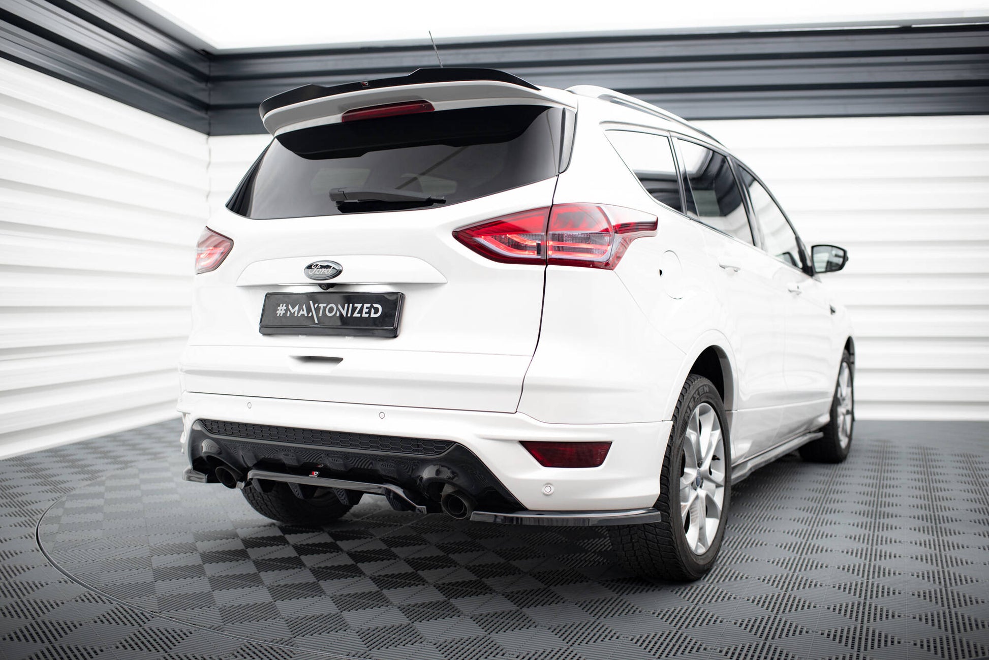 Maxton Spoiler CAP für Ford Kuga ST-Line Mk2 schwarz Hochglanz