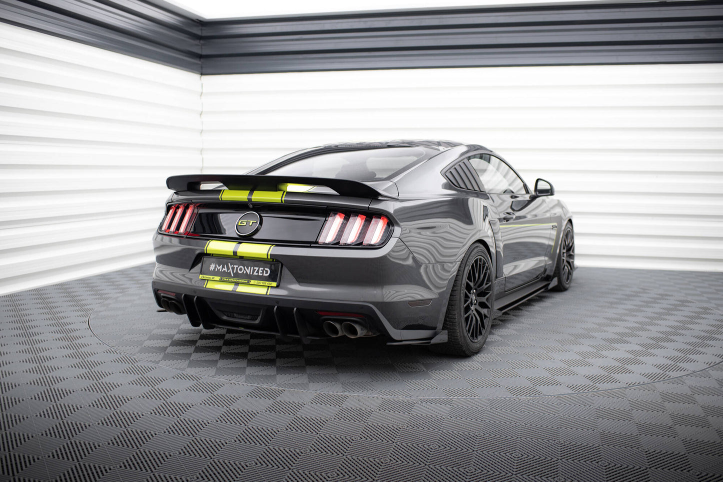 Maxton Hintere Seiten Flaps für Ford Mustang GT Mk6  schwarz Hochglanz