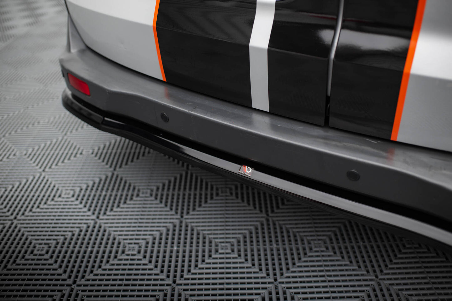 Maxton Zentrale Hinten Splitte Ford Transit Courier Mk1 schwarz Hochglanz