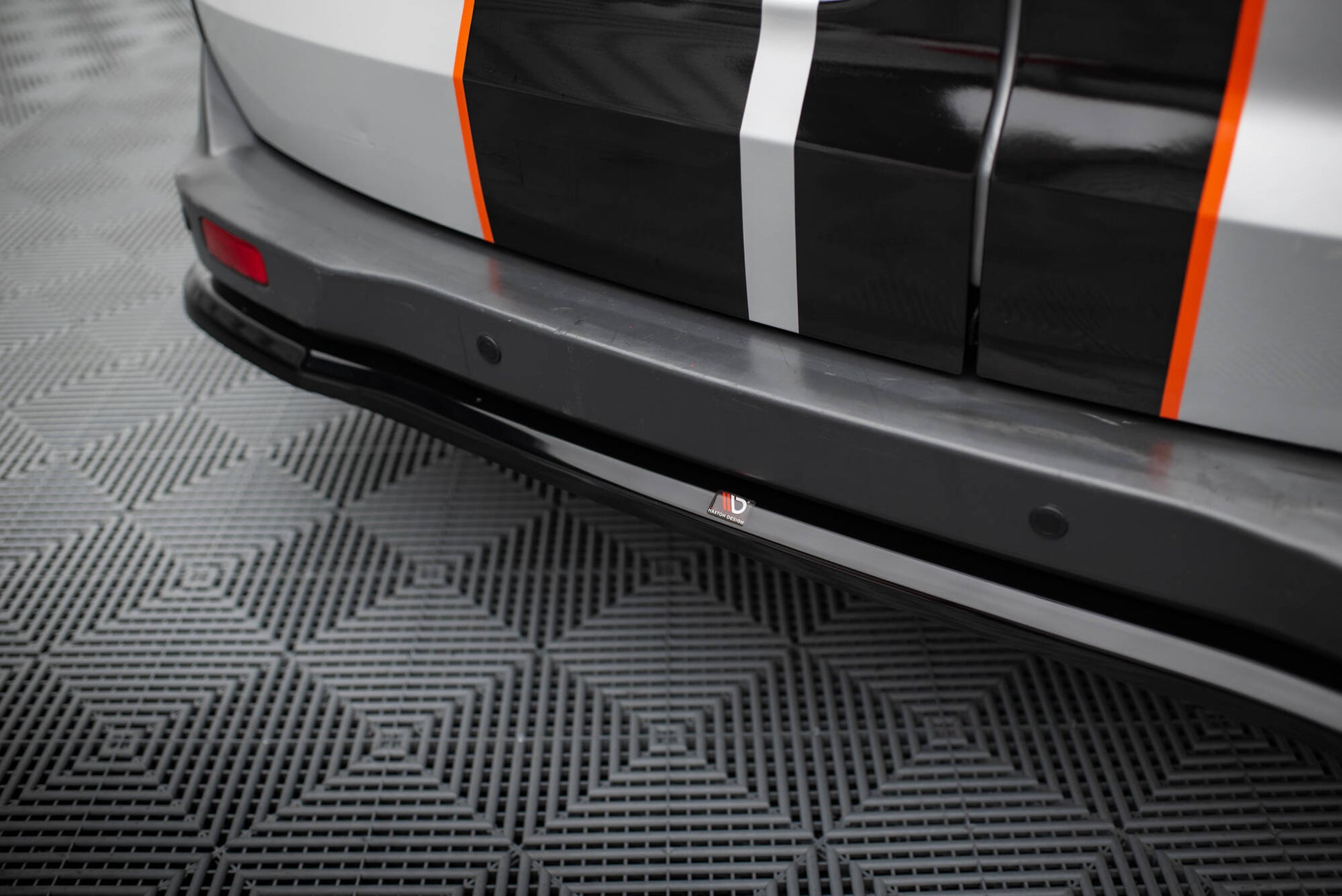 Maxton Zentrale Hinten Splitte Ford Transit Courier Mk1 schwarz Hochglanz
