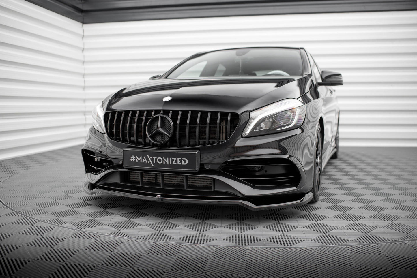 Maxton Front Ansatz V.1 für Mercedes-Benz A AMG-Line W176 Facelift schwarz Hochglanz